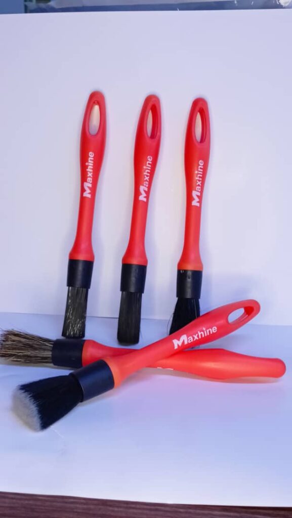 رس‌ های دیتیلینگ خودرو مکس هاین Detailed brush دارای فرمولاسیون بادوام و محکمی دارد و در حالی که بسیبار نرم است، قابل استفاده در هر سطحی می‌باشد.