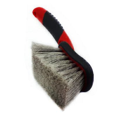 این برس دارای موهایی مخصوص بوده و مانع از ایجاد خط‌ و خش روی رینگ می‌شود. این فرچه طراحی ارگونومیکی دارد و به‌خوبی در دستان فرد قرار می‌گیرد.