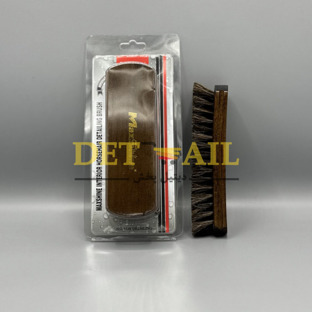 فرچه چرم و صندلی مکس شاین Leather and Alcantara Cleaning Brush تهیه شده از موی اسب و دارای دسته ارگونومیک چوبی با ورود به منافذ چرم صندلی و دیگر وسایل چرمی مانند رودری ها ، کیف و کفش و …. به تمیز کردن عمقی آن ها می پردازد