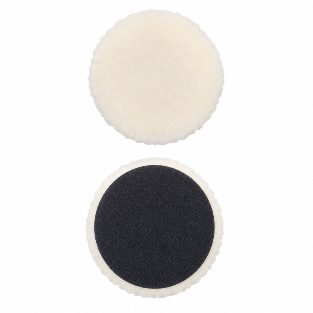 وول پد پوست بره سفید اسلوپس مدل Slopes Lambskin Polishing Pad 160mm مناسب اصلاح رنگ خودرو، کاهش خط و خش و اجرای حرفه‌ای مراحل پولیش خودرو است.